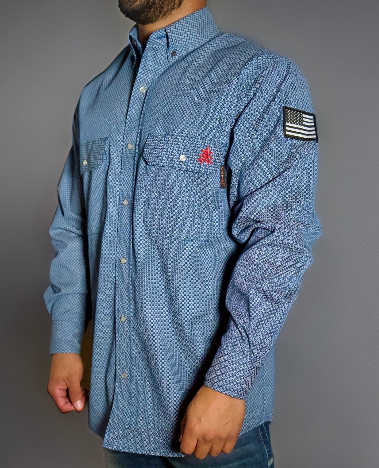 Men’s long-sleeve pearl snap shirt in a classic Western style, featuring front flap pockets, snap-button closures, and a plaid pattern